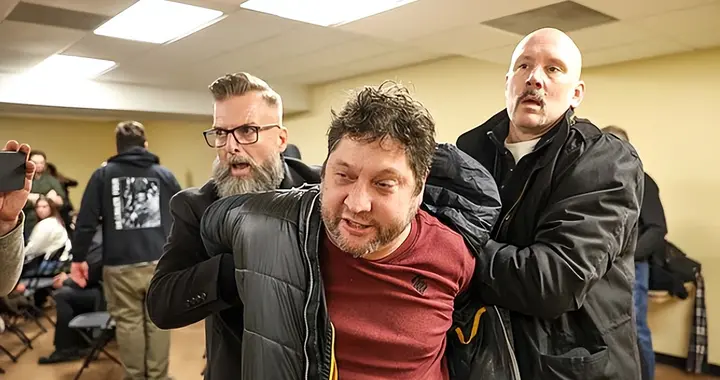 奥马尔暗示特朗普痴呆, “刚才他还在人身攻击我, 又说不记得了”