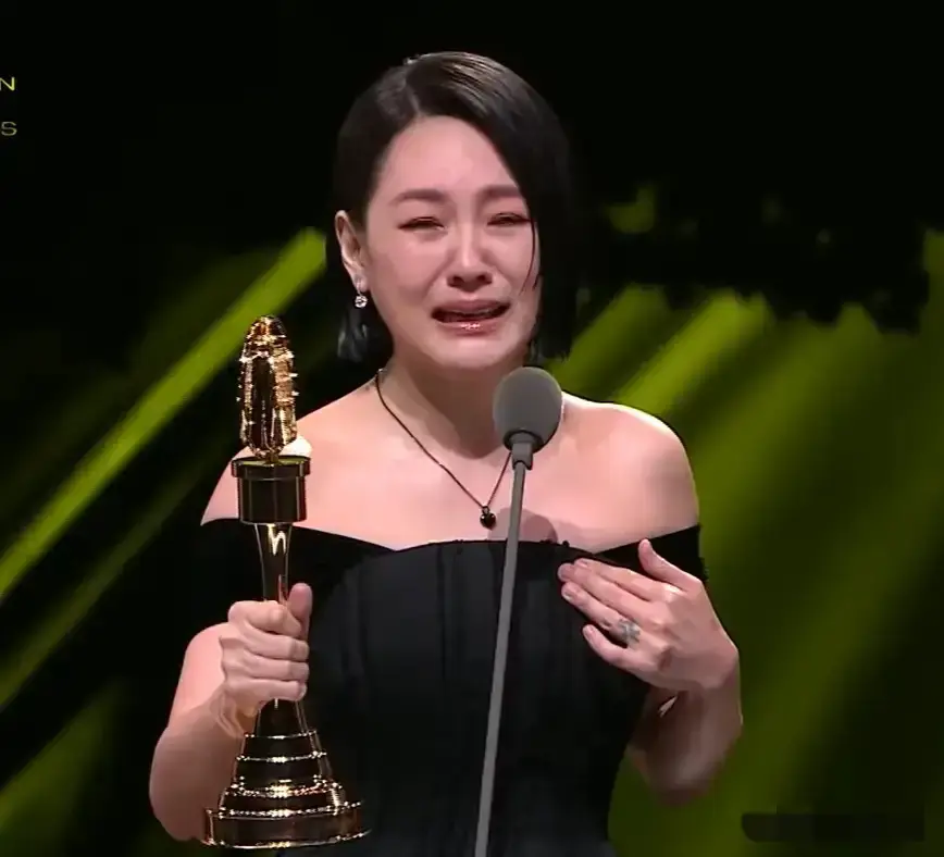 小S戴骨灰链，消费姐姐？