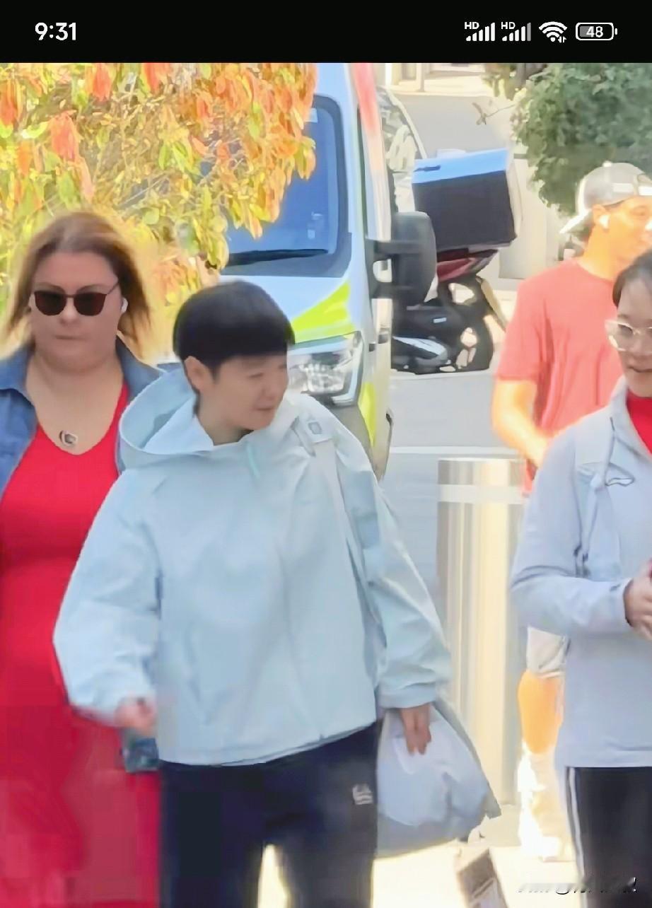 笑死我了！伦敦的天气究竟是冷还是热？孙颖莎穿着冲锋衣还算正常，旁边的何卓佳