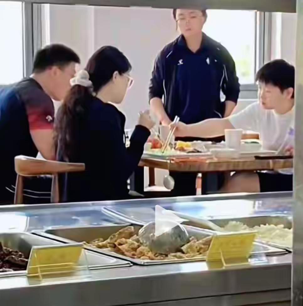 给大家分享今天和队医他们一起吃饭的新鲜莎莎9月1日，今天是开学的第一天，我儿子