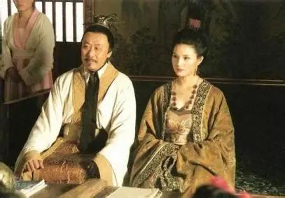 公元606年，杨素在洛阳的府邸里走完了最后一程。临终前，隋炀帝每日遣御医
