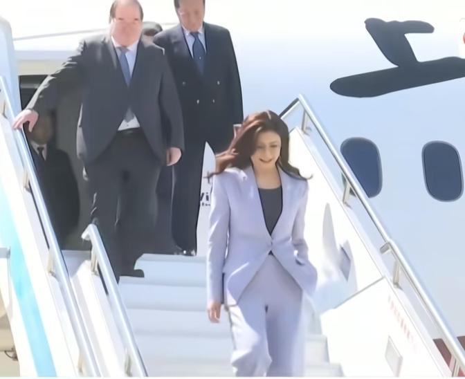 郑下飞机时有一个左手插兜和双手背后的瞬间小动作，难掩开心、激动、紧张的心情。