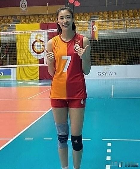 王媛媛顺利抵达土耳其：加拉塔萨雷隆重欢迎中国国手加盟👏王媛媛抵达后，在球场