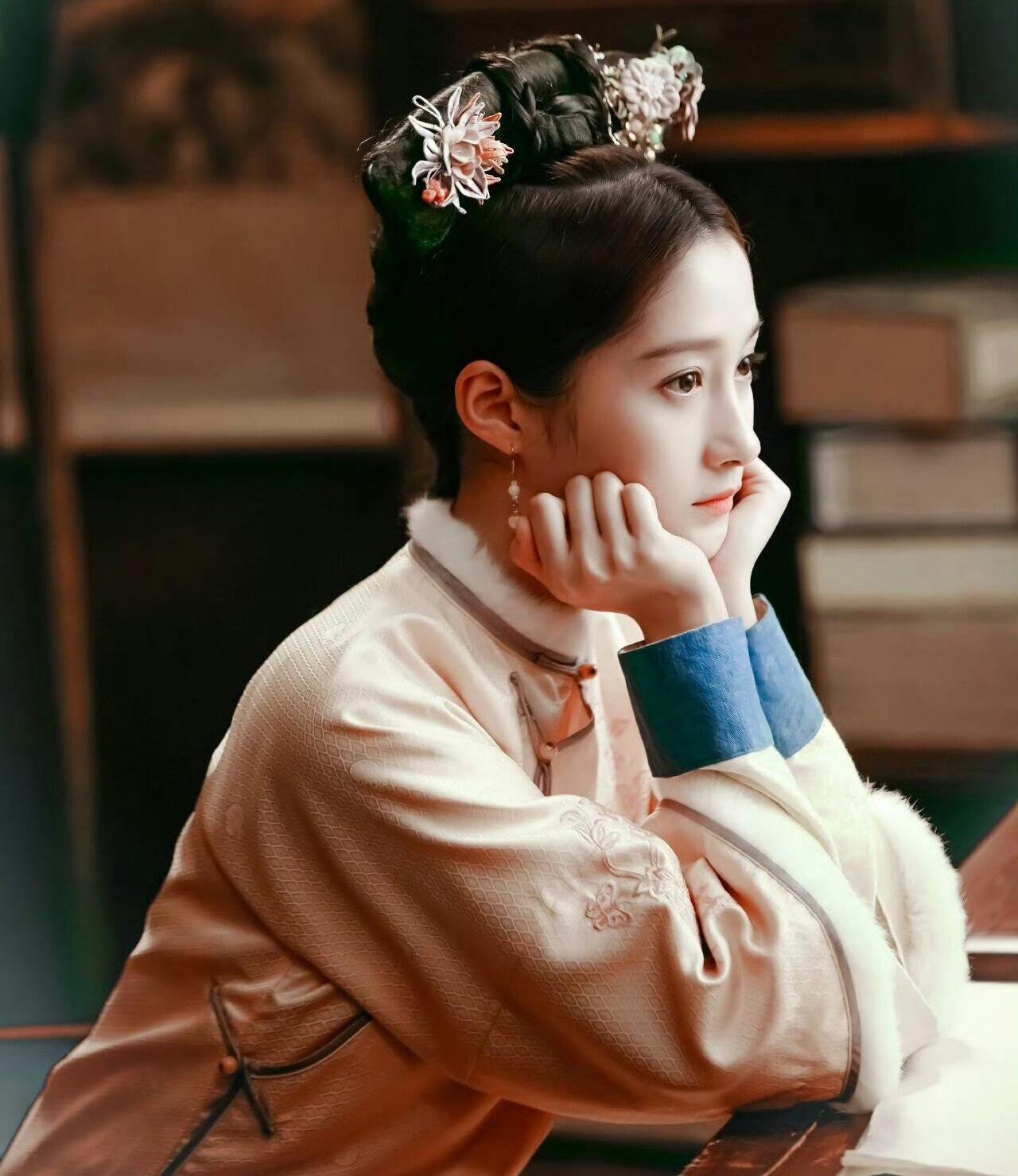 关晓彤是满清后代吗，还是因为演红楼梦？看热搜她的评论区都被一些网友冲了，吴