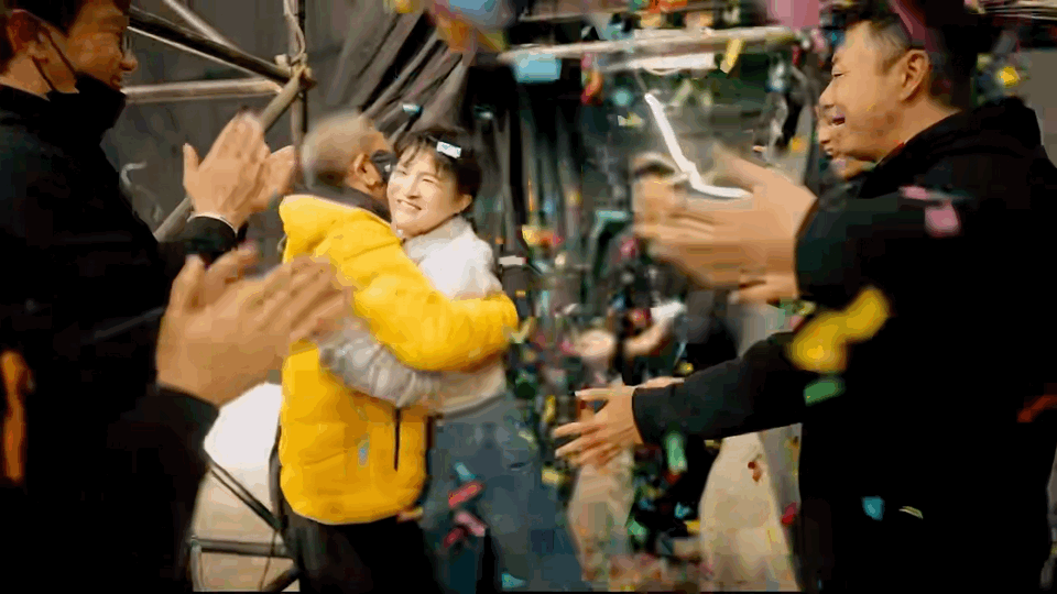 周深对工作人员的关爱太细致了！巡演期间记得每个节日和生日，准备各种惊喜礼物。这样