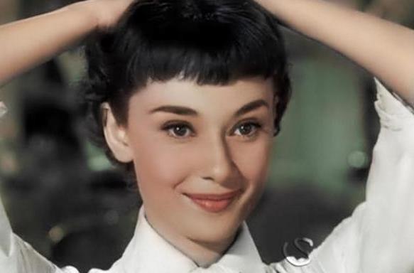 1992年底，赫本被确诊结肠癌晚期，她想回瑞士过最后的圣诞节，却因疾病无法正常搭