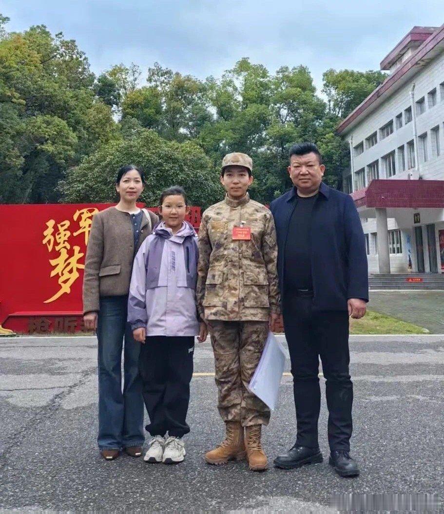 ［巧了！女研究生二次入伍，又成海军战士】在2025年春季入伍的新兵中有一名特殊