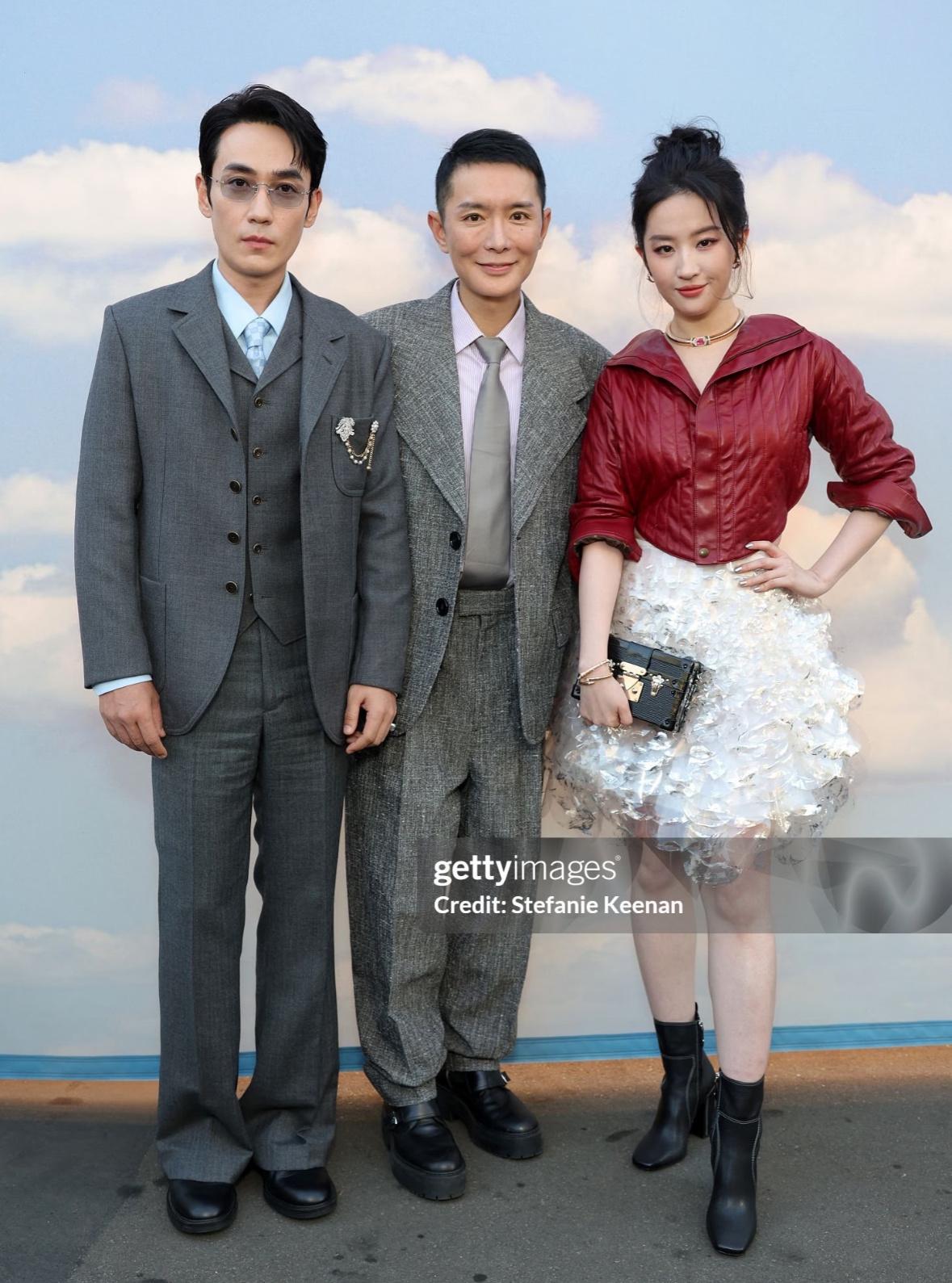 真不愧是刘亦菲这身衣服放普通人木兰红、皮衣配白纱裙，要是咱们穿估计秒变乡村