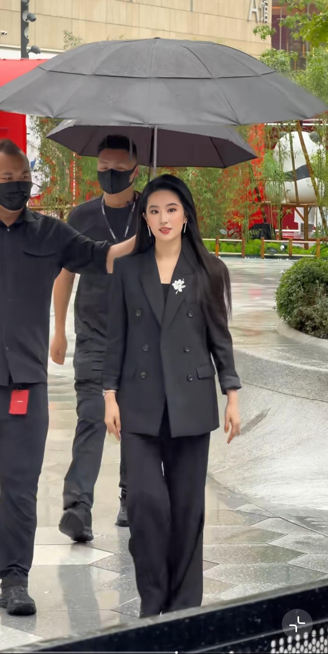 刘亦菲，颜值有多抗打，这么普通的西装穿上都那么美。
