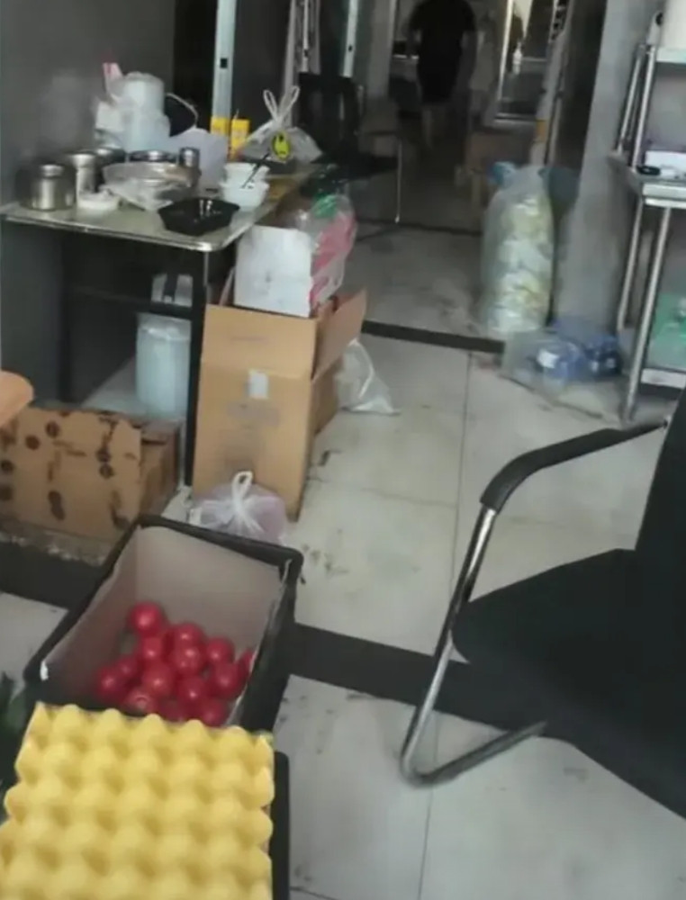 这位外卖小哥发现京东外卖平台有一家店，只做外卖，不做堂食，店里面非常的脏乱差，于