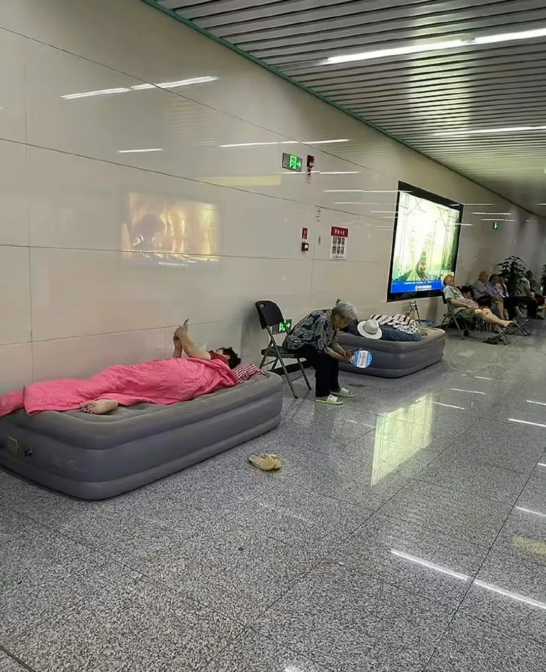 绝了，为了蹭空调……[捂脸哭][捂脸哭][捂脸哭]