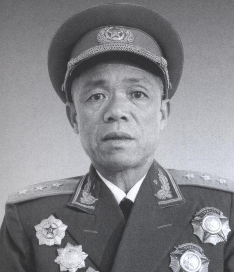 1970年，福州军区司令韩先楚收到一份密电：下放到江西劳动的陈云重病不起。韩先楚
