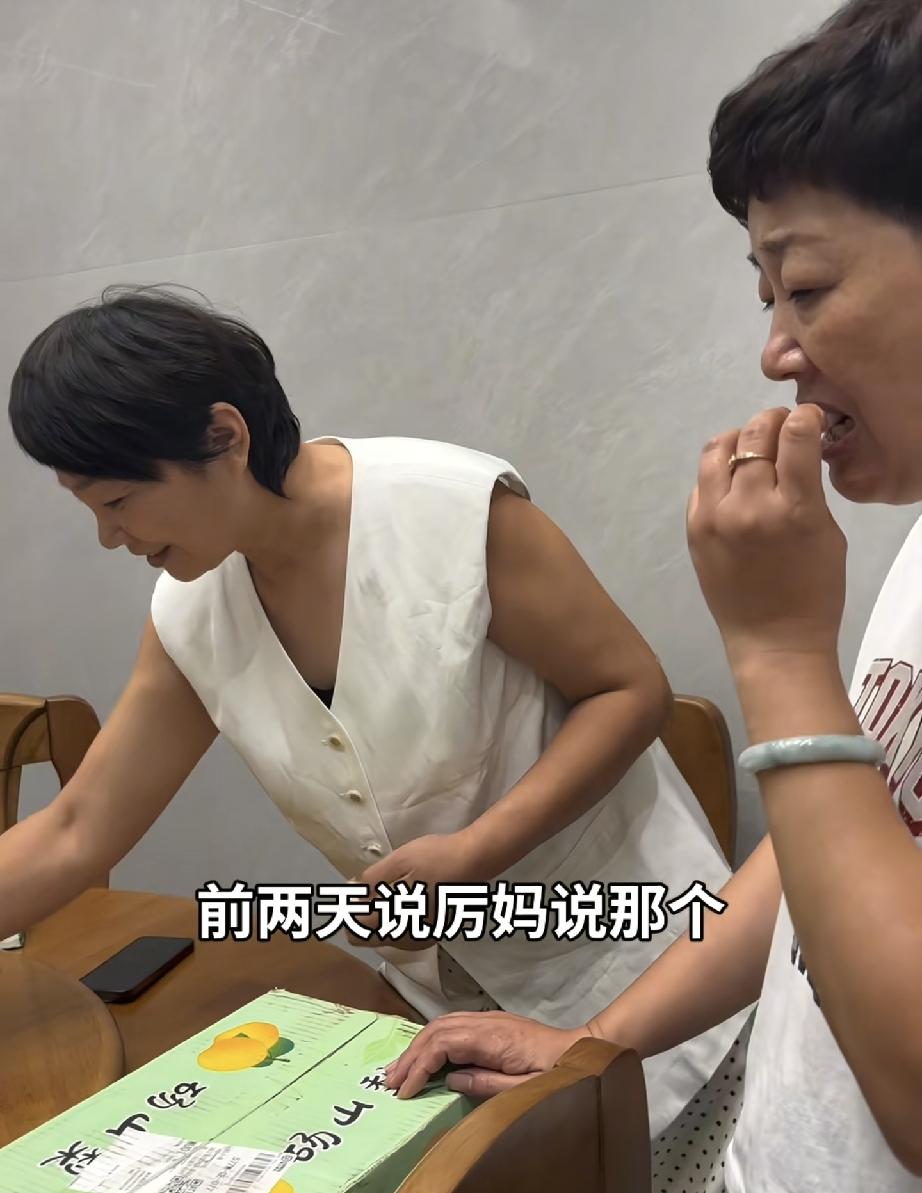 厉妈换发型以后和厉怀远二姨太像了厉爸厉妈终于腾出时间准备出发砀山了今天厉怀远