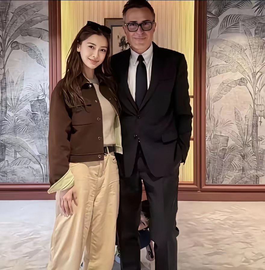 白鹿，赵露思，鞠婧祎，杨颖这四位美女和总裁的合照，谁第一眼更抗住了镜头呢？