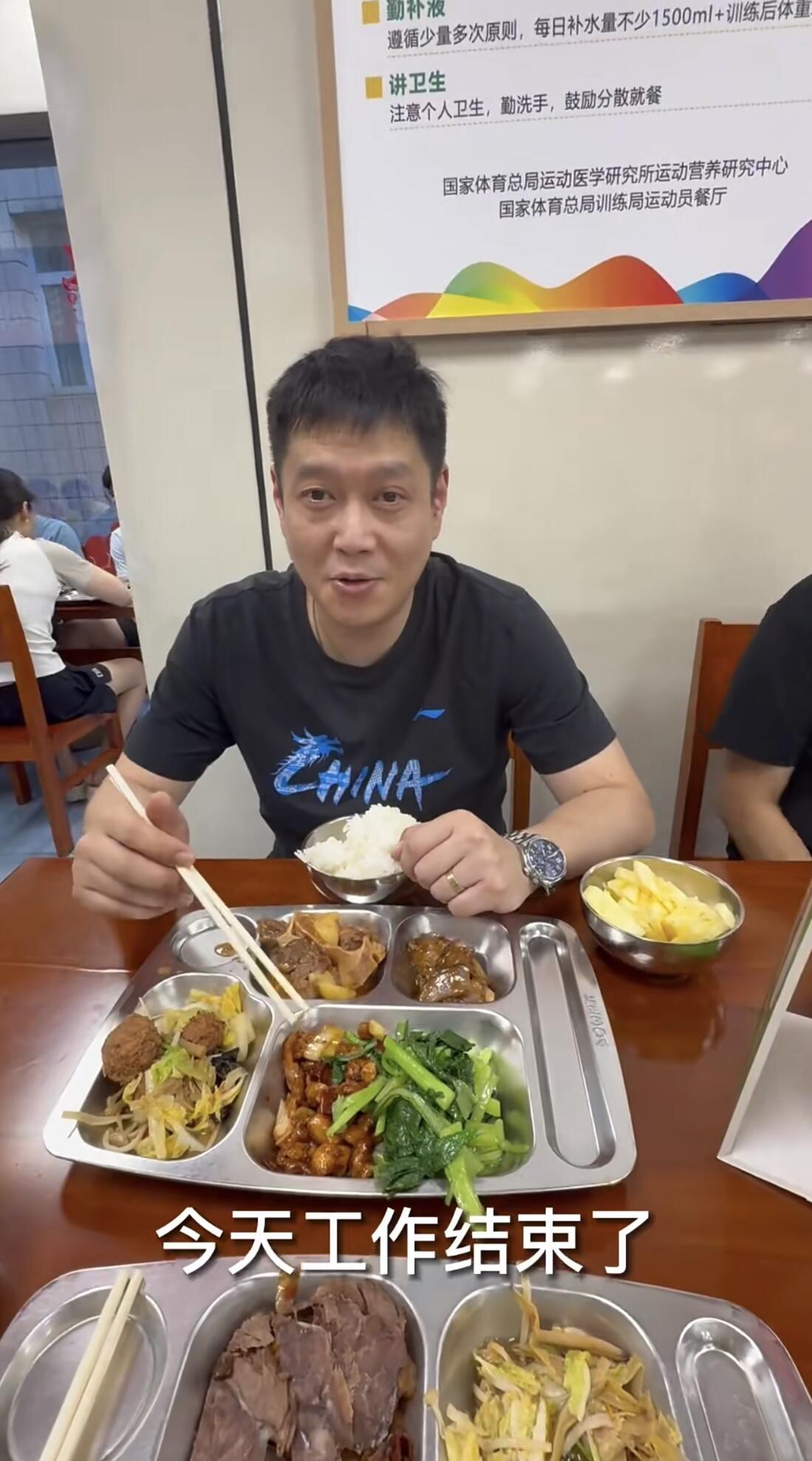 邱贻可的工作餐，肉和菜吃的很健康，邱指导会搭配！看起来不错，很丰盛，营养均衡，