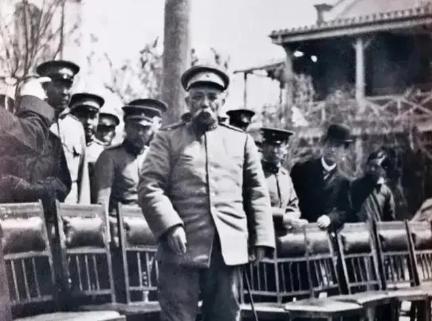 袁世凯身高不足160，从不锻炼，走进走出，楼上楼下，都要坐轿子，饭量却特别大，一