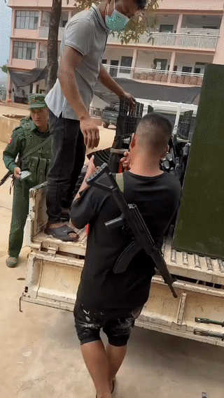 这些缅甸🇲🇲果敢人用的步枪看起来怎么这么眼熟啊？竟然还有中国生产的“九五”