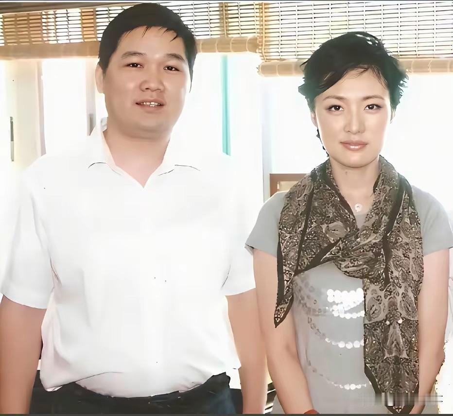 周涛与丈夫路云罕见留影，幕后爱人低调内敛。镜头下，周涛披着印花披肩，妆容素雅恬静