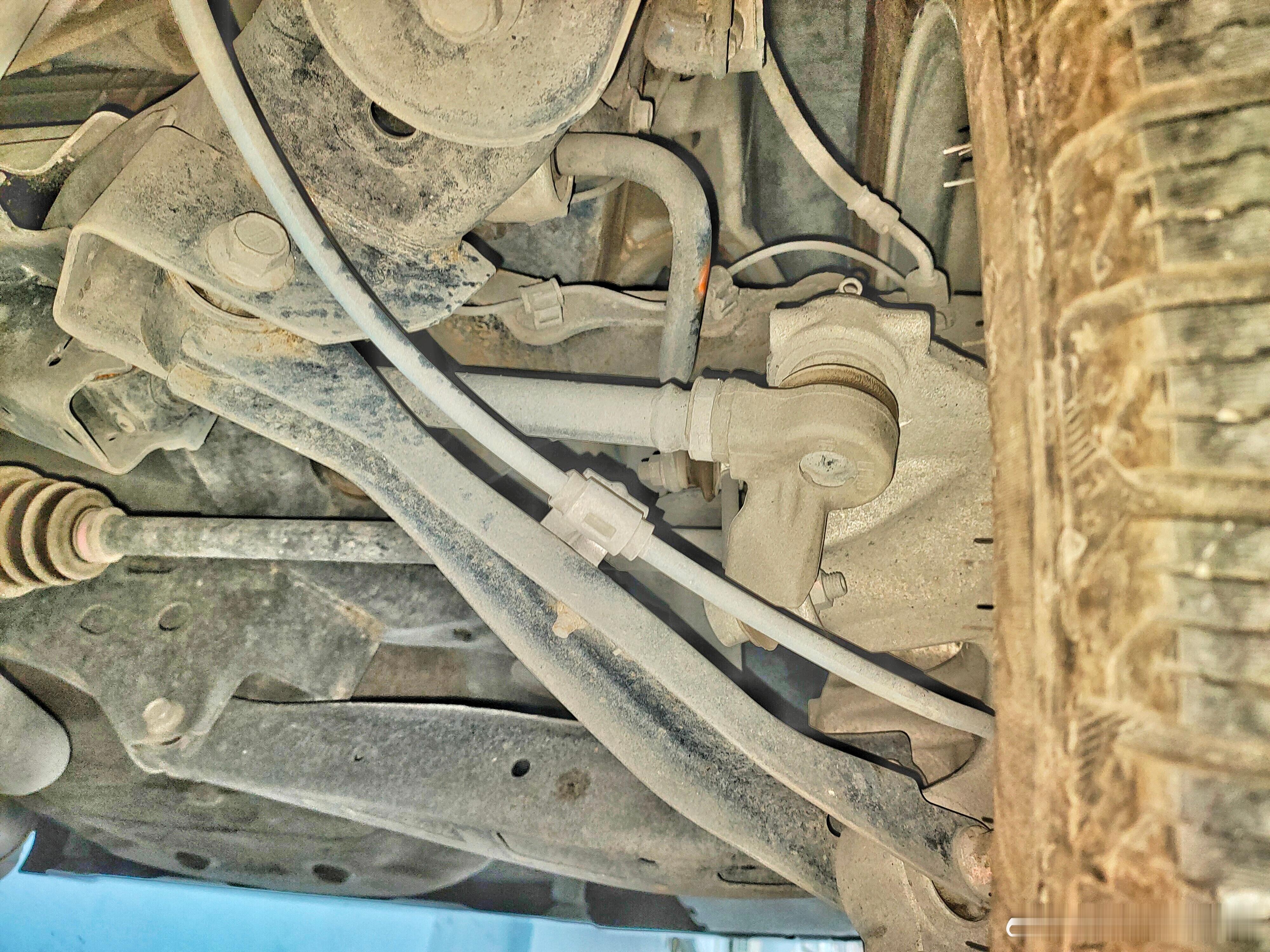 应该是个斯巴鲁的后腿。。。上A臂下仨连杆。。。