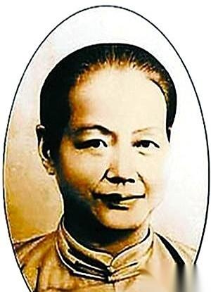 58岁，一个女人，身上绑着5个空油桶，带着小儿子，在黑漆漆的海里泡了9个小时。