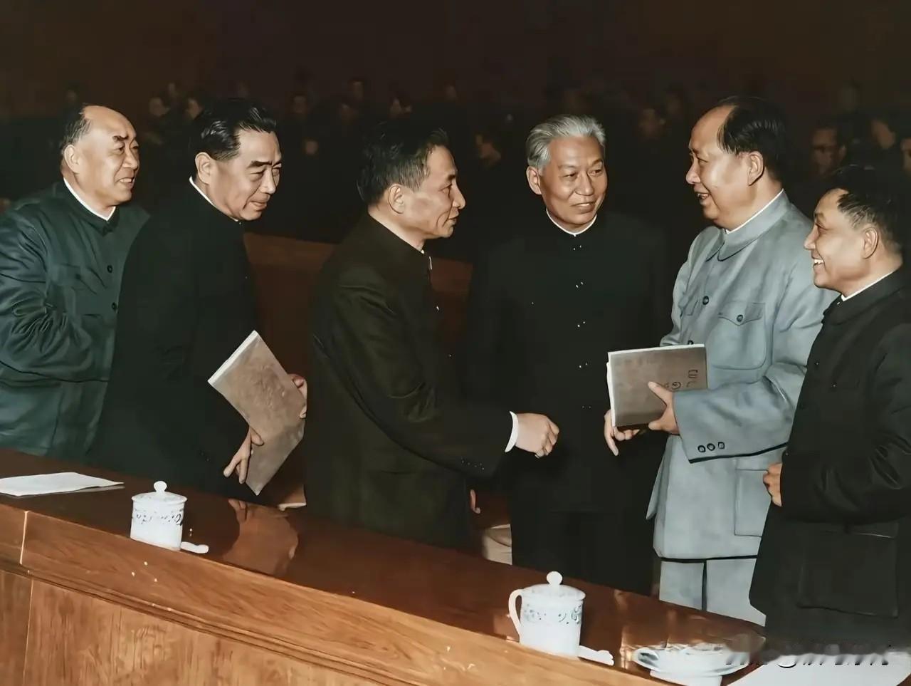 🍁毛主席和他的战友们这是1962年北京的某次会议，毛主席同朱德、周恩来、陈云
