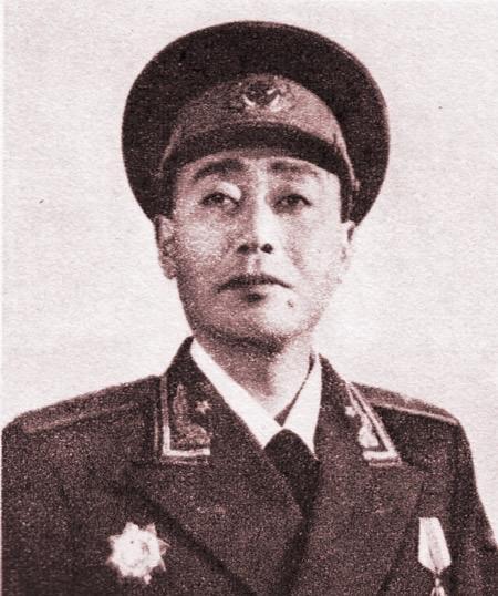 1956年秋，老家的嫂子进城，见到了总政组织部部长刘其人少将，一见面，嫂子指着身