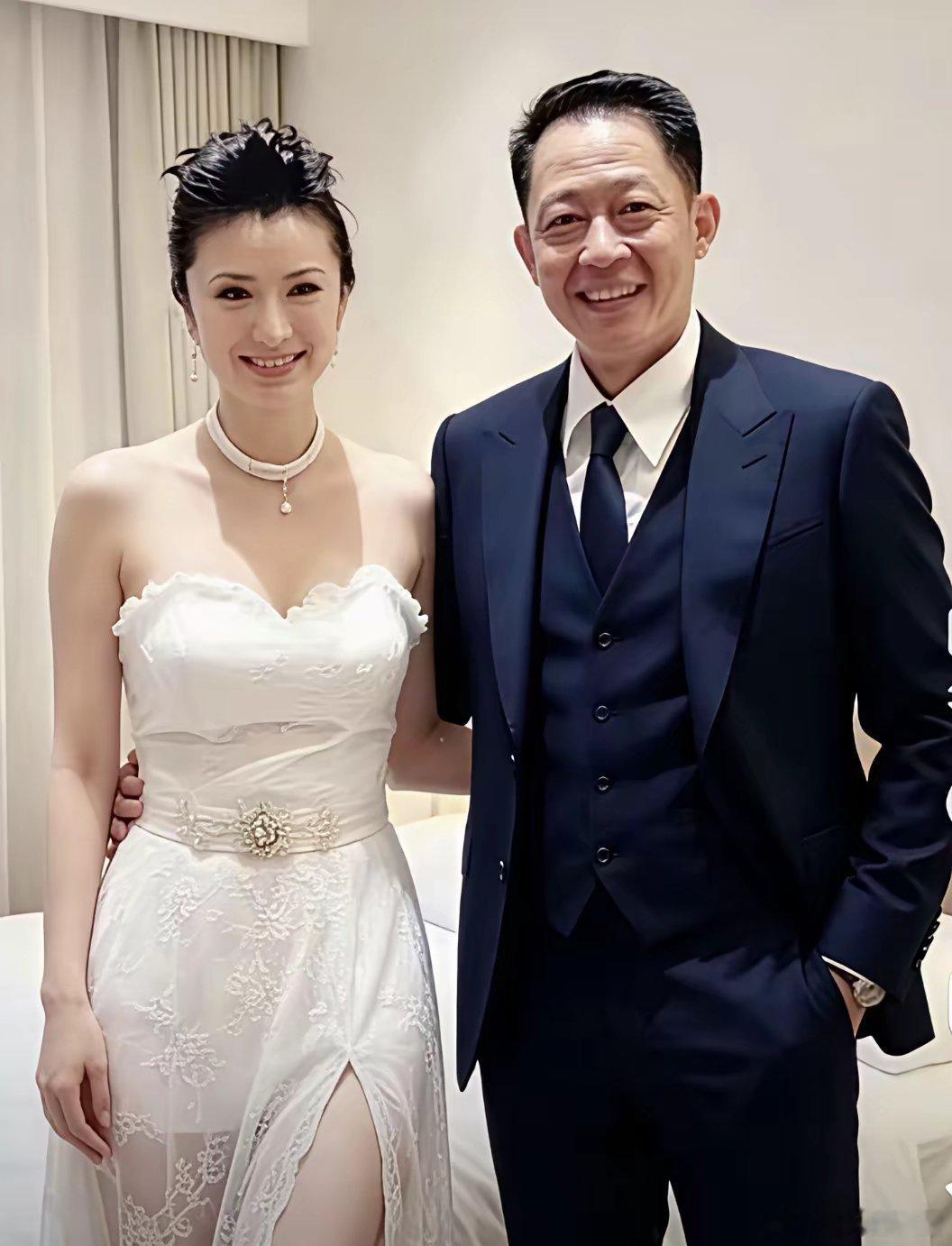 不婚主义者的王志文也躲不过，2008年，42岁的王志文官宣结婚，结婚的对象是女富豪陈坚红，身价5个亿
