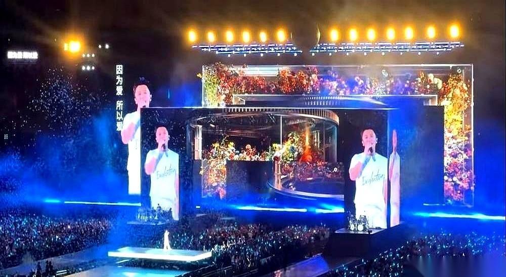 谢霆锋鸟巢那场演唱会，最后一首歌唱完，他转身就下了台。连句“再见”都没有。十