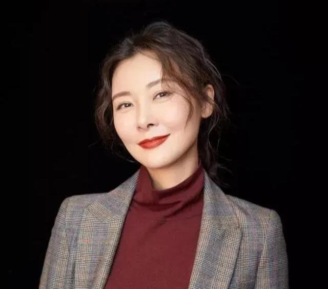 杨澜问柯蓝：“你在影视圈这么多年，你有没有见到过什么潜规则？”柯蓝霸气地说：“谁