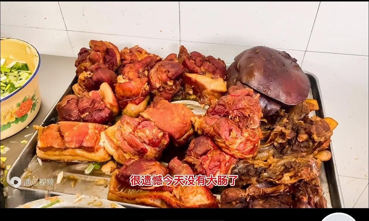 荥阳烧饼夹很有名，不论市里（县级）和九个镇，甚至很多村都有卖烧饼夹的。最正统最有
