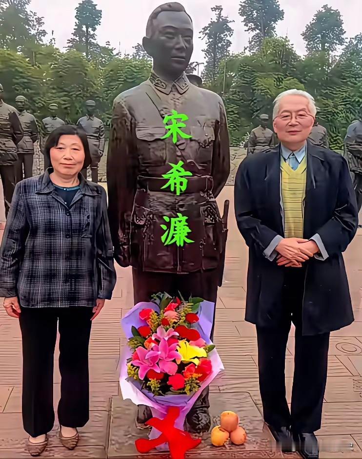 这张摄于2012年的照片，定格下宋希濂将军的次子宋云龙（宋锦蓉）与女儿宋苏元，在