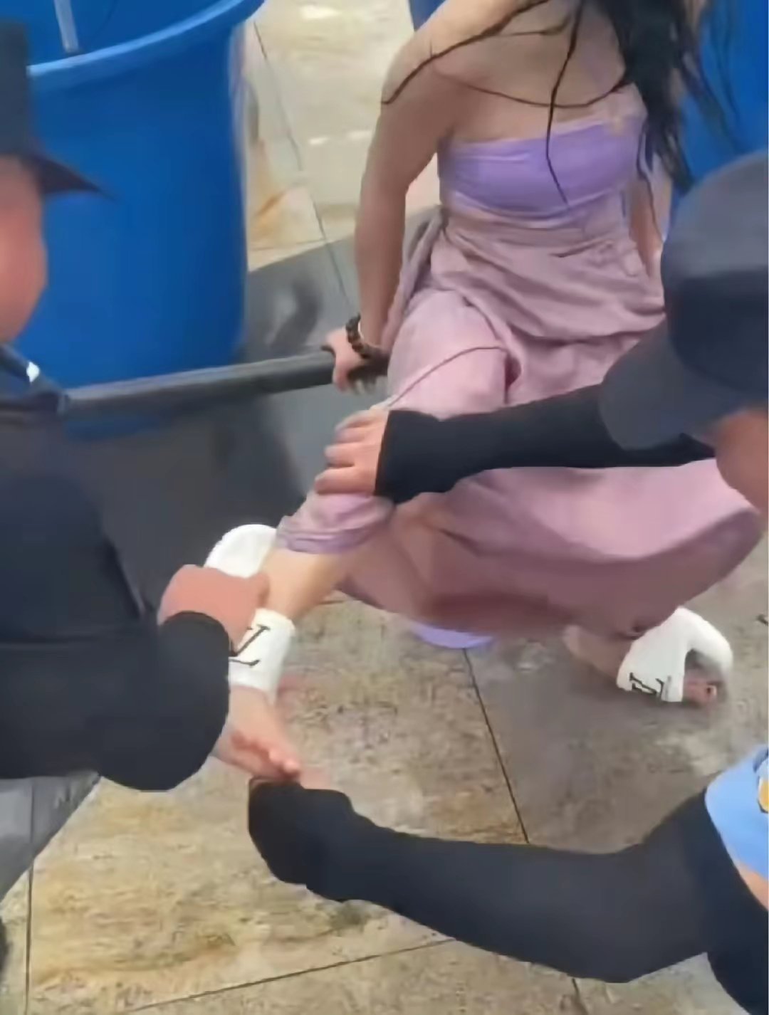 云南泼水节，这也太尴尬了吧？