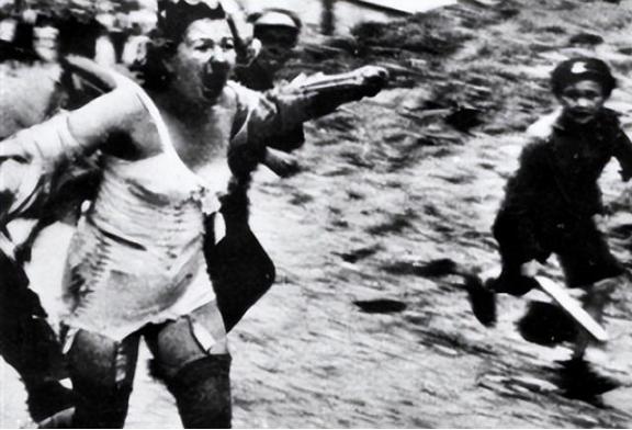🌛这是1940年，某处集中营，犹太女人被折磨的照片。这些照片在二战时期都是