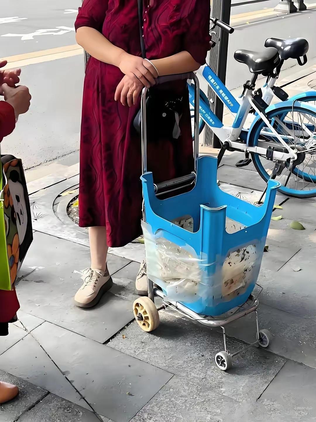别看大妈这样，没准比你有钱！不然大妈怎么能攒下钱呢？永远不舍得扔任何东西
