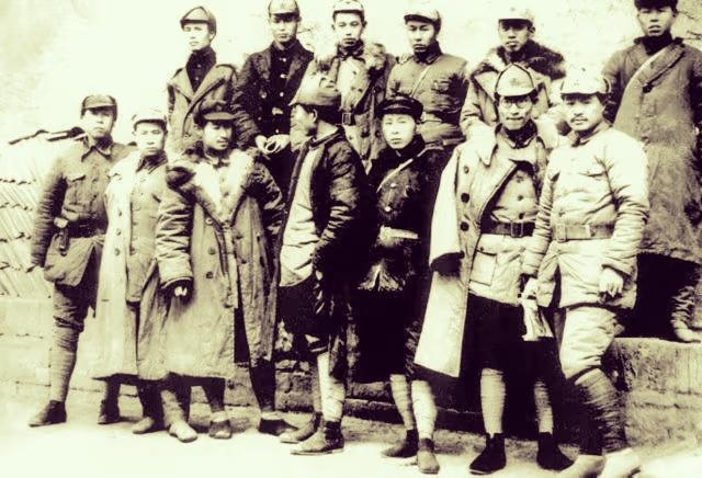 红二方面军，走过了怎样的发展历程？从这张照片里可以看出来，关向应（前排左三）