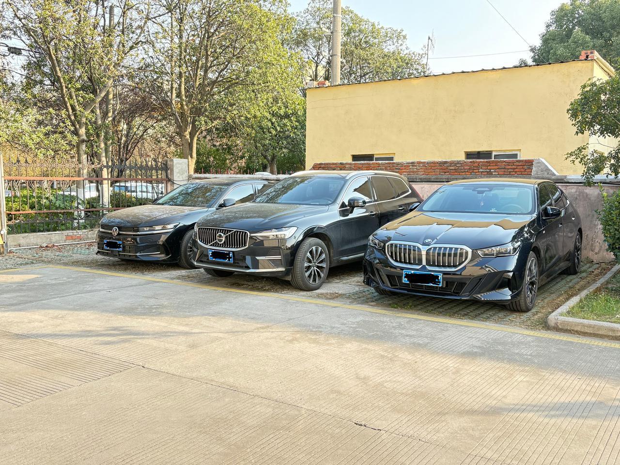 首先，宝马、奔驰都是好车，靠自己买上宝马和奔驰C级车的都是精英中国国情下，买