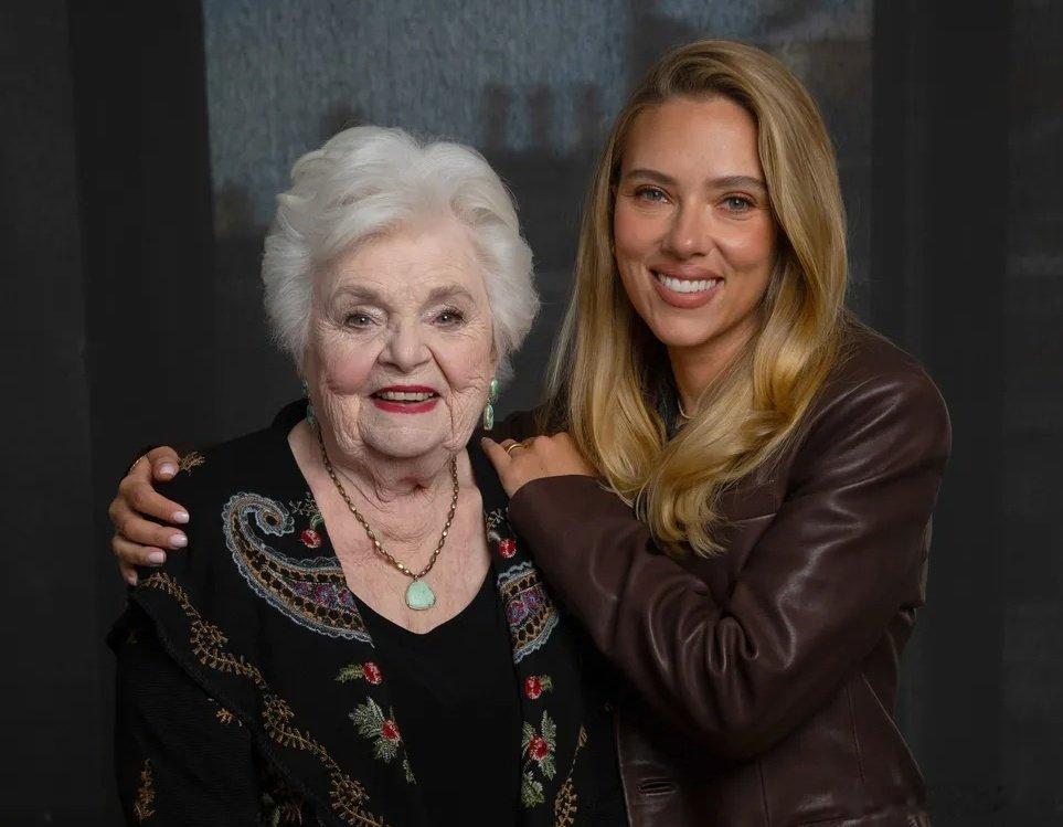 ScarlettJohansson斯嘉丽约翰逊和JuneSquibb在宣传电