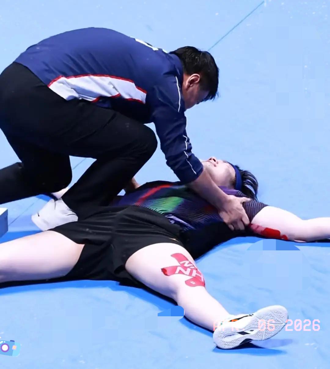 谁看王皓冲上去那一下不笑到捶桌！妥妥的急救人员既视感，一把冲过去晃着王楚钦，那架