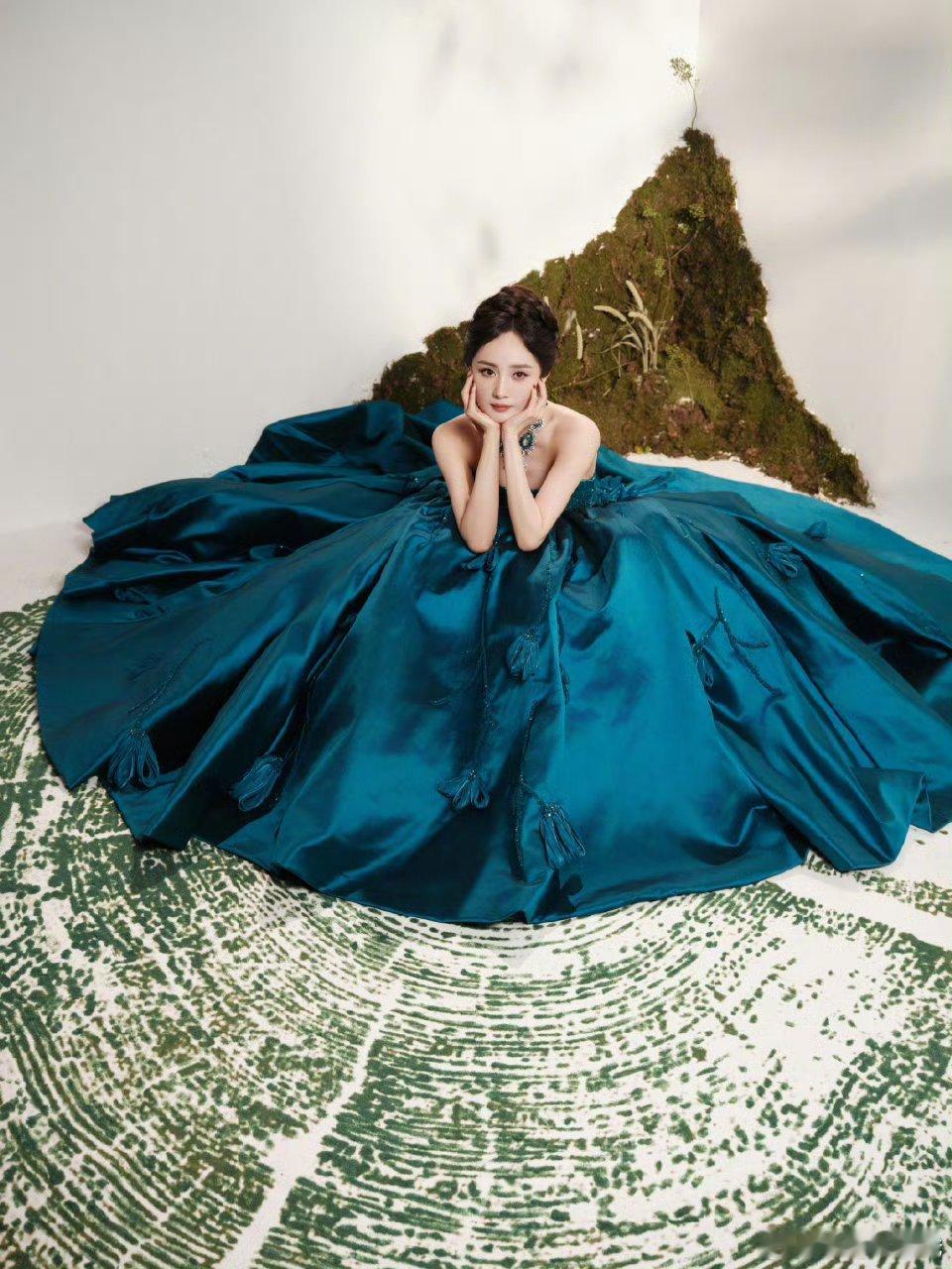 杨幂昨天微博视界大会两套造型，一套蓝色孔雀公主裙，一条宝石色抹胸裙哪套击中了你
