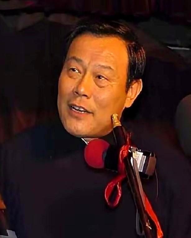 德云社纲丝节出了个不大不小的新闻，杨威给高峰捧哏去了。俩人要合说一段《山东话