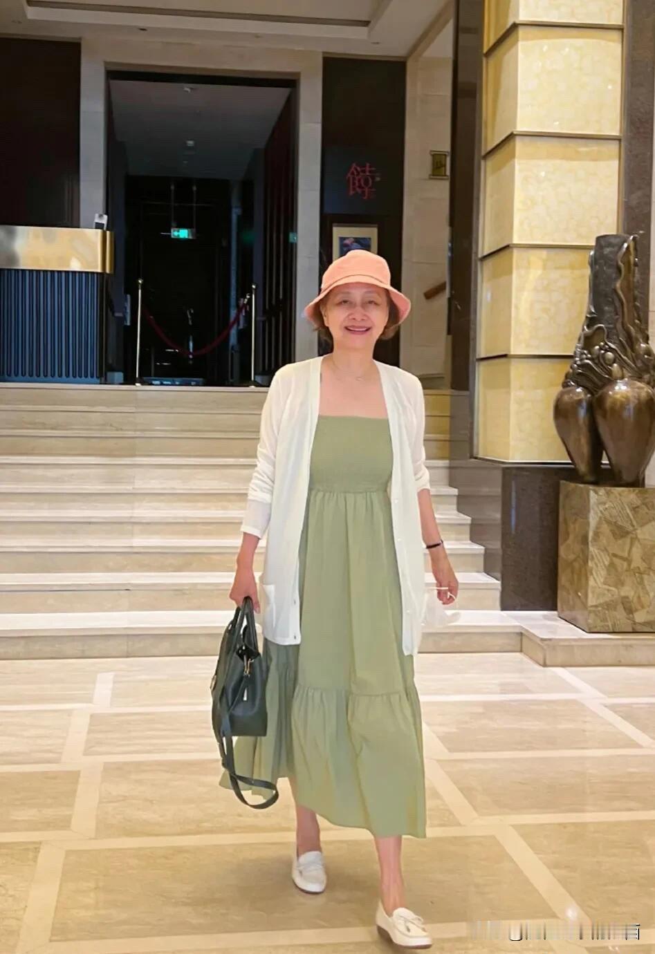 这位女演员老了之后还是那么有气质，比以前荧幕中看到的更加优雅大气，比张凯丽漂亮多