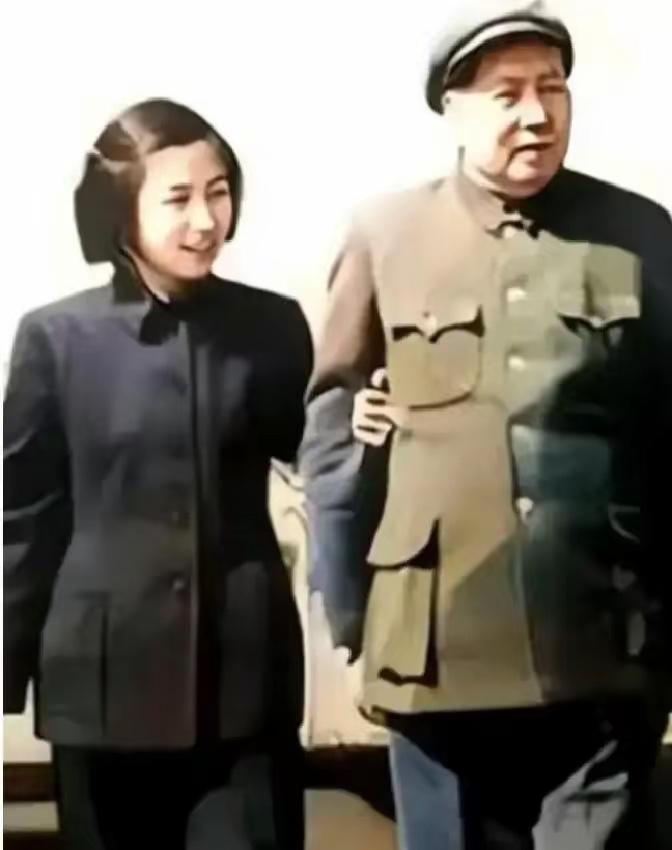 这是李讷陪伴毛主席去北京万寿路住地欣赏盛开梅花时的合影，都看看吧，看到他老人家的