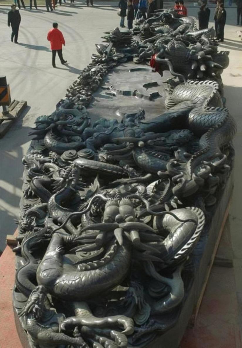 1991年，河北一村民上山砍柴，又累又热，坐在一块石头上歇息。不料这一坐，竟