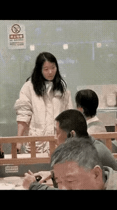 一对夫妻正在餐厅用餐，吃着吃着，不知为何两人起了点小争执，妻子突然情绪激动起来。