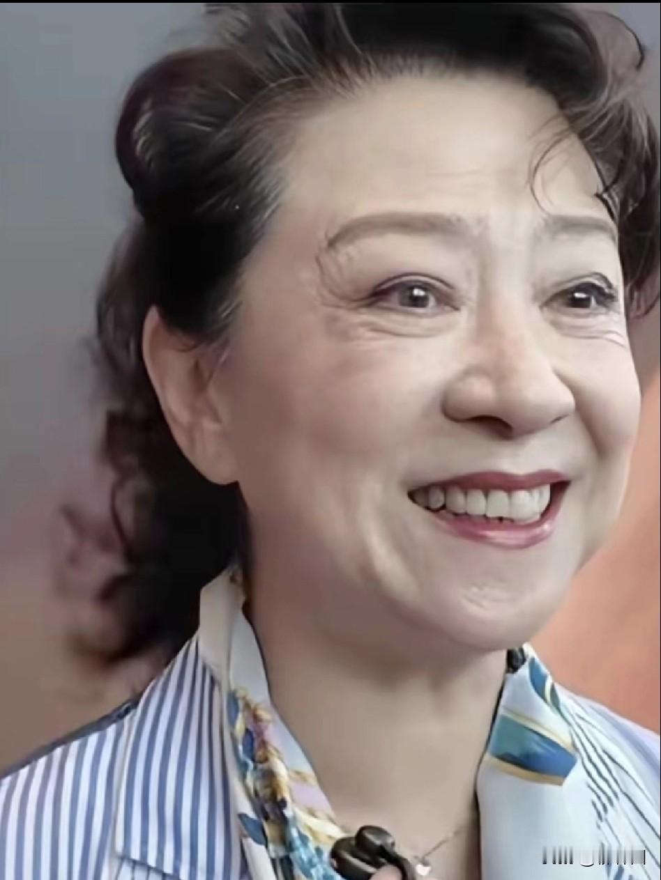 同样是75岁的刘晓庆和王馥荔，展现出截然不同的风格，让我们看到了自然衰老与医美干