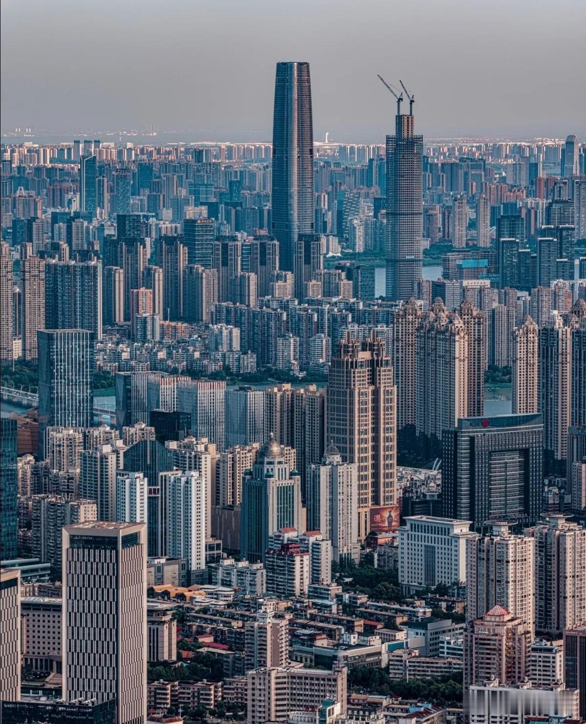 长鑫存储都起来了，合肥的排位怎么还看楼高？有人说合肥城建只能跟南昌同级。盖到武汉那个水平，就能反超南