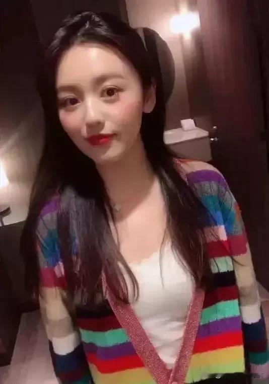 昨晚高中同学聚会，我喝了五瓶啤酒，喝太快了，结果吐了。不仅仅吐了，好巧不巧，正