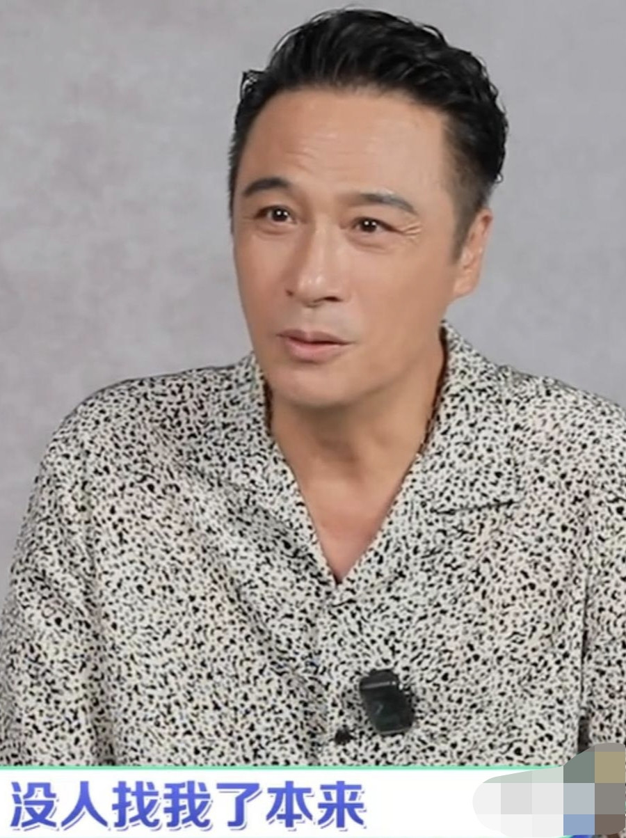 64岁吴镇宇没戏拍？别闹了，找吴镇宇拍戏的一大堆，主要还是他不想接。为什么不想接？因为找他的角色都是