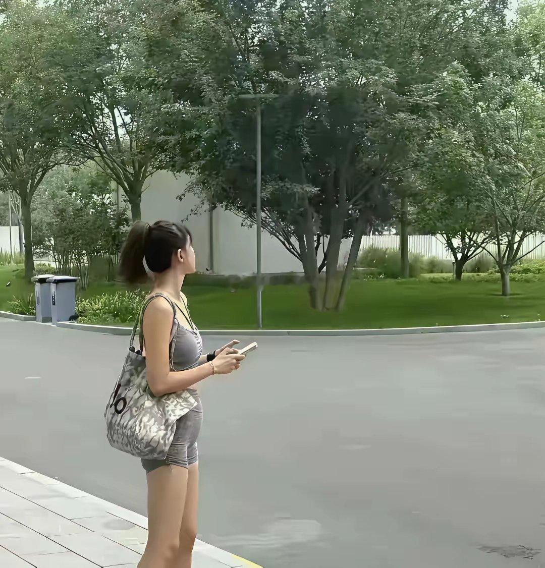 李艾都快五十岁了吧？她这身打扮，恐怕连18岁的小姑娘都不敢这么穿