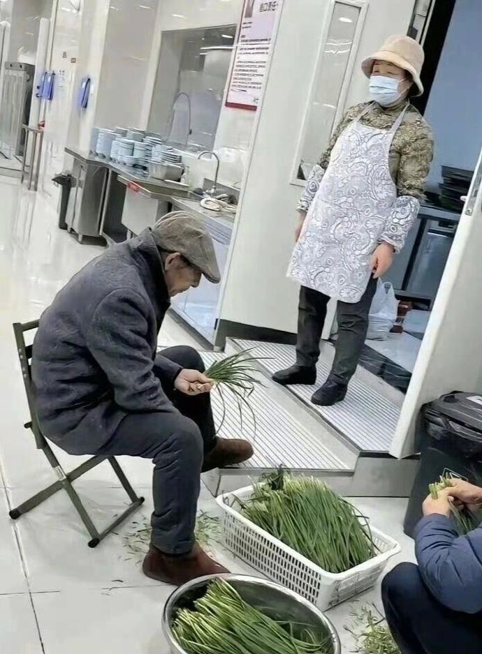 儿子是顶级富豪，父母在食堂帮忙做饭，大家吃的开心就好。刘强东家境不好，事业有成